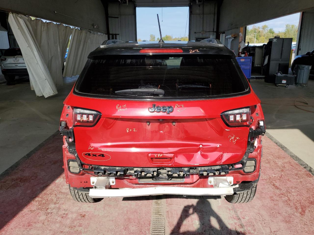 2018 Jeep Compass Latitude VIN: 3C4NJDBB6JT304267 Lot: 81713085