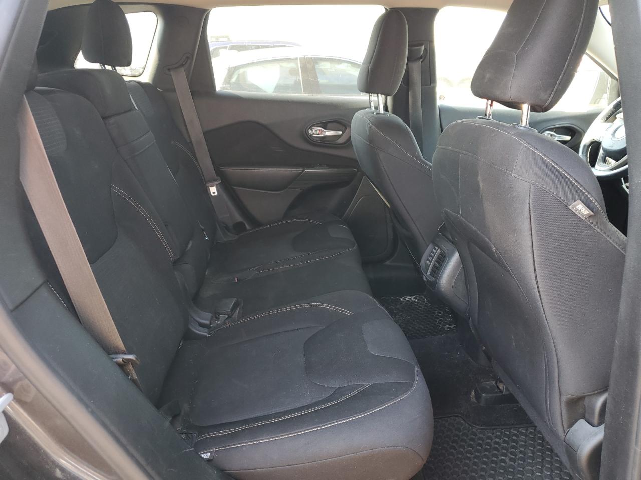 2015 Jeep Cherokee Latitude VIN: 1C4PJLCB9FW670436 Lot: 70544015