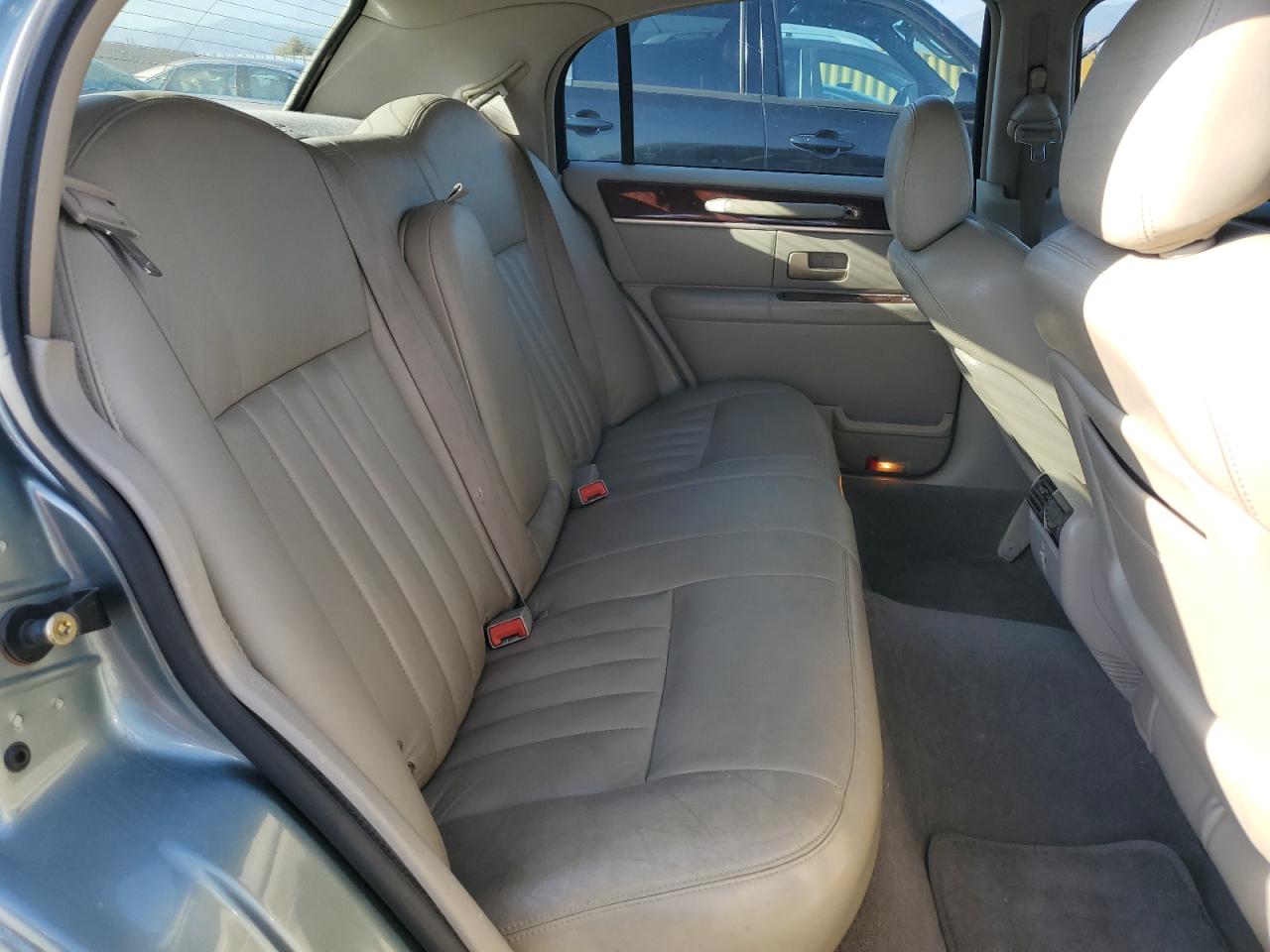 2004 Lincoln Town Car Executive VIN: 1LNHM81W64Y657042 Lot: 82072875