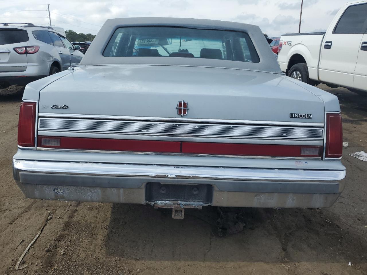 1989 Lincoln Town Car Signature VIN: 1LNBM82F2KY611841 Lot: 83851605