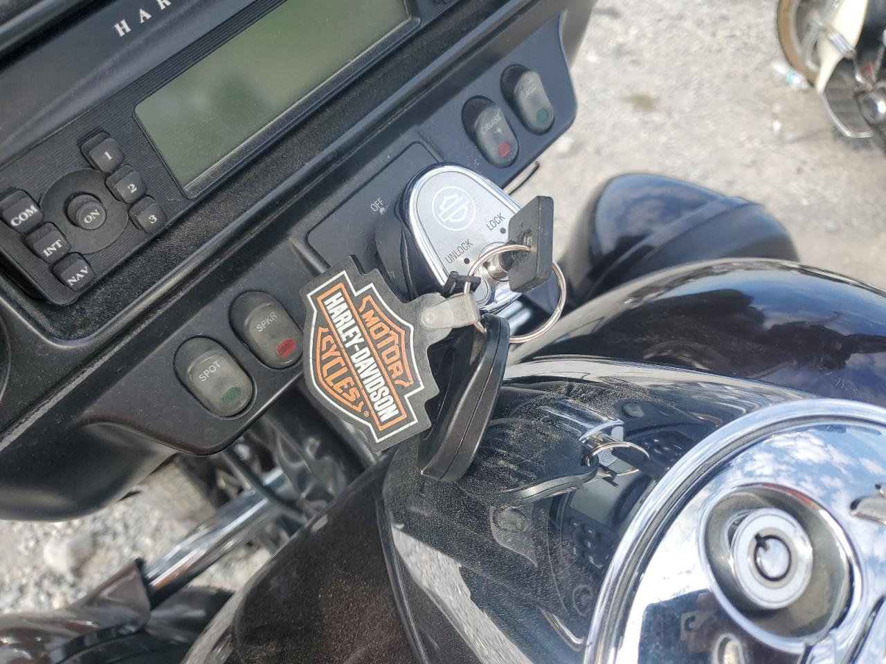 2011 Harley-Davidson Flhtcu VIN: 1HD1FC413BB612299 Lot: 80691295