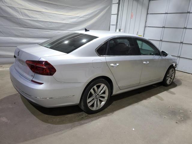  VOLKSWAGEN PASSAT 2017 Серебристый