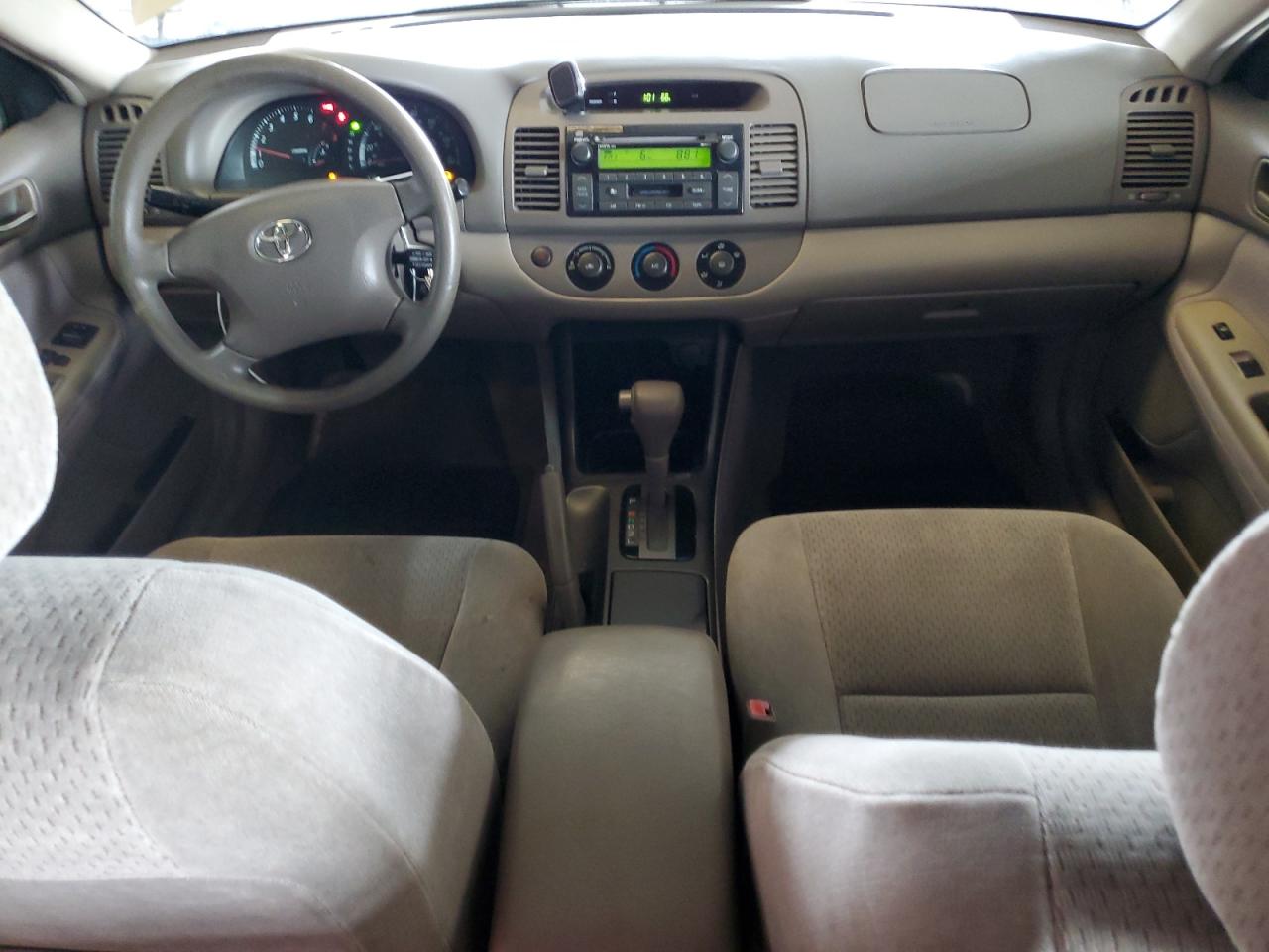 2002 Toyota Camry Le VIN: 4T1BE32K32U005811 Lot: 70229945