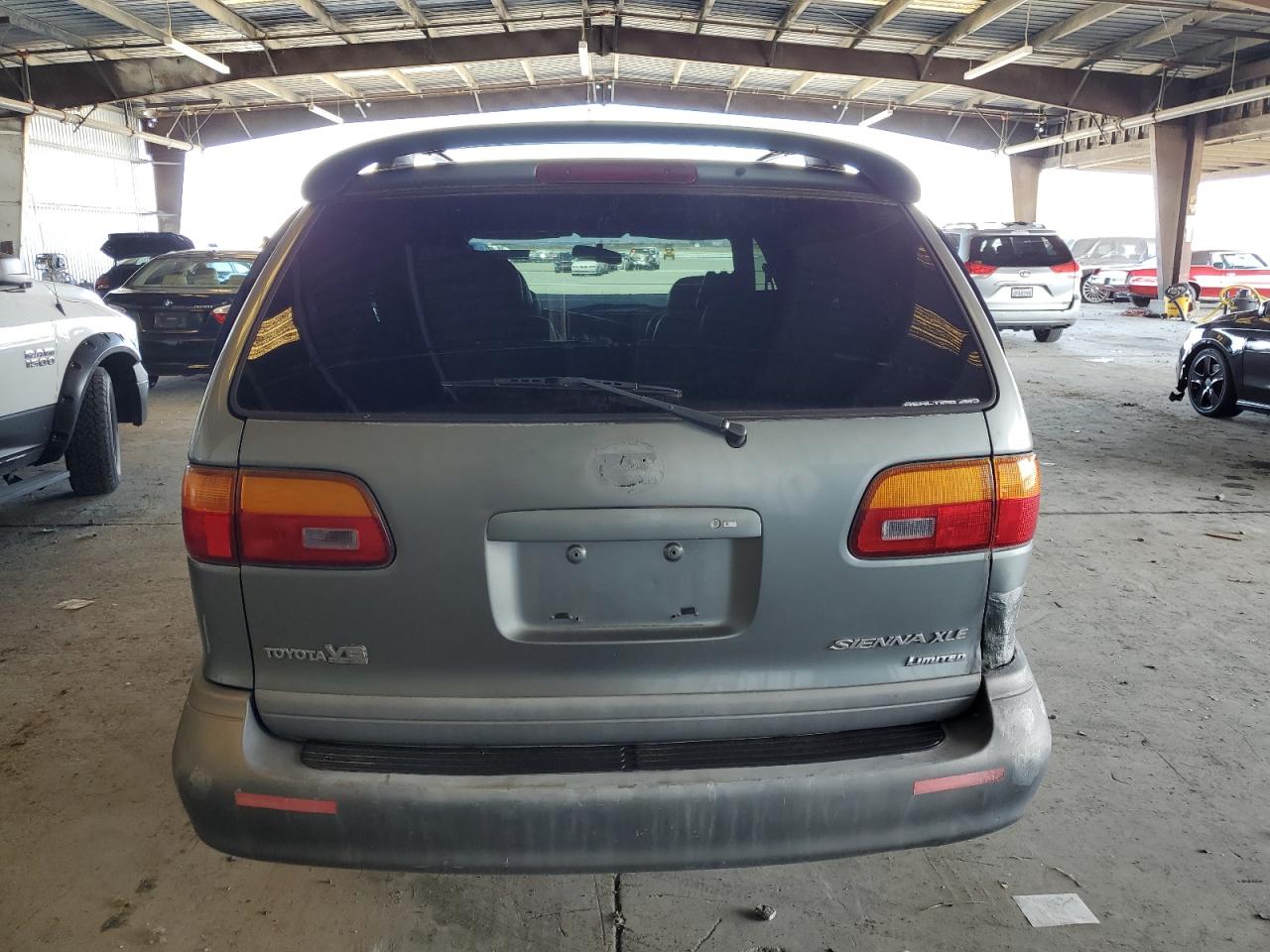 1999 Toyota Sienna Le VIN: 4T3ZF13C4XU168151 Lot: 72102045