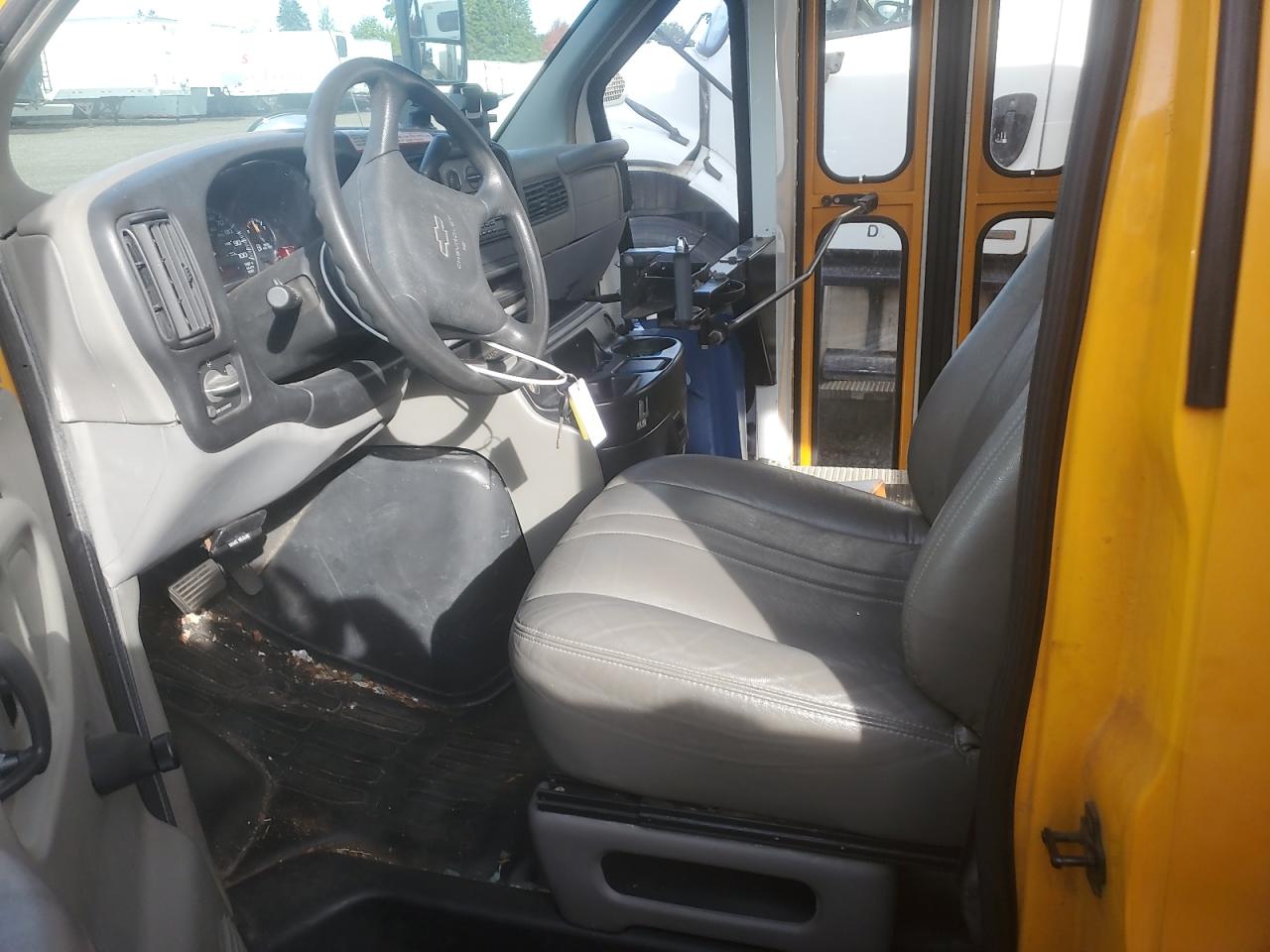 2001 Chevrolet Express Cutaway G3500 VIN: 1GBHG31F411128731 Lot: 81063755