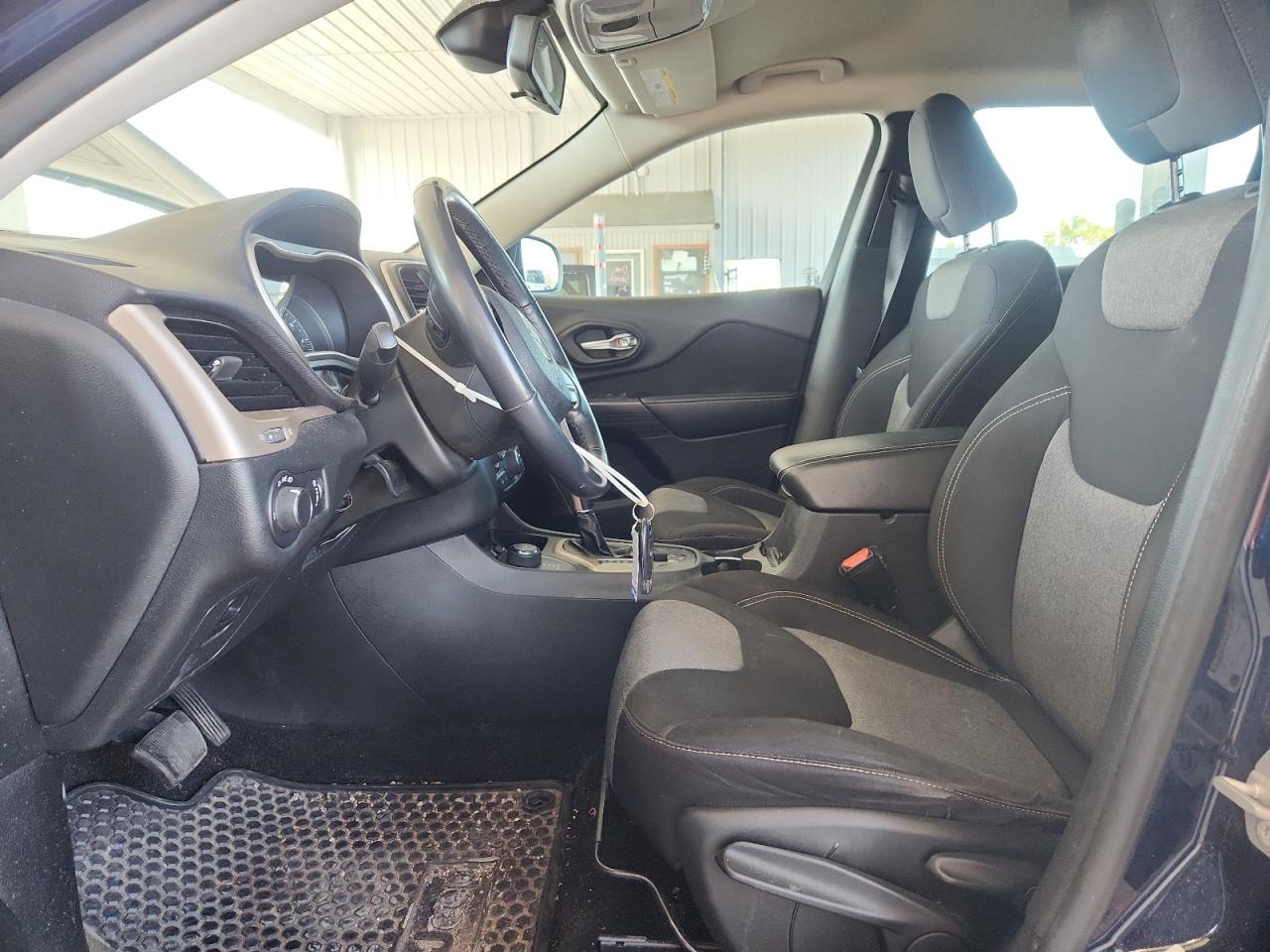 2015 Jeep Cherokee Sport VIN: 1C4PJMABXFW570418 Lot: 71794095