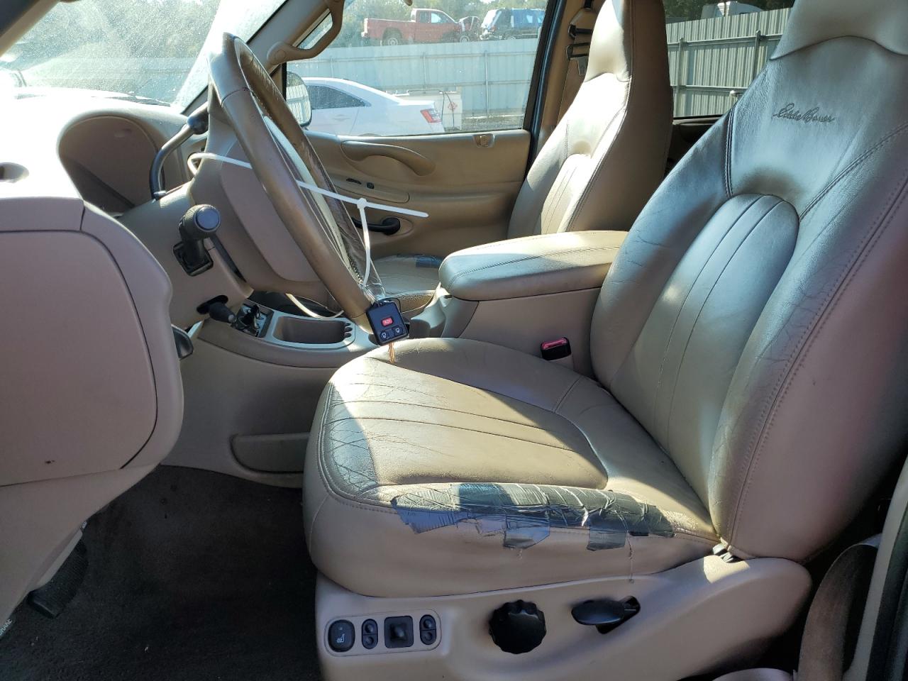 2000 Ford Expedition Eddie Bauer VIN: 1FMRU1760YLB61630 Lot: 81117315