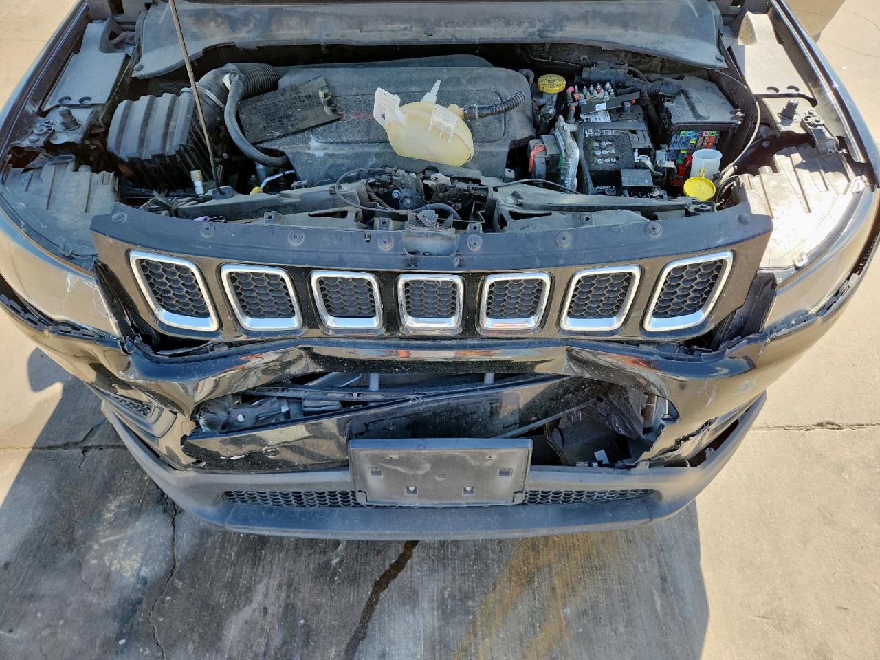2018 Jeep Compass Sport VIN: 3C4NJCAB7JT500049 Lot: 83854195