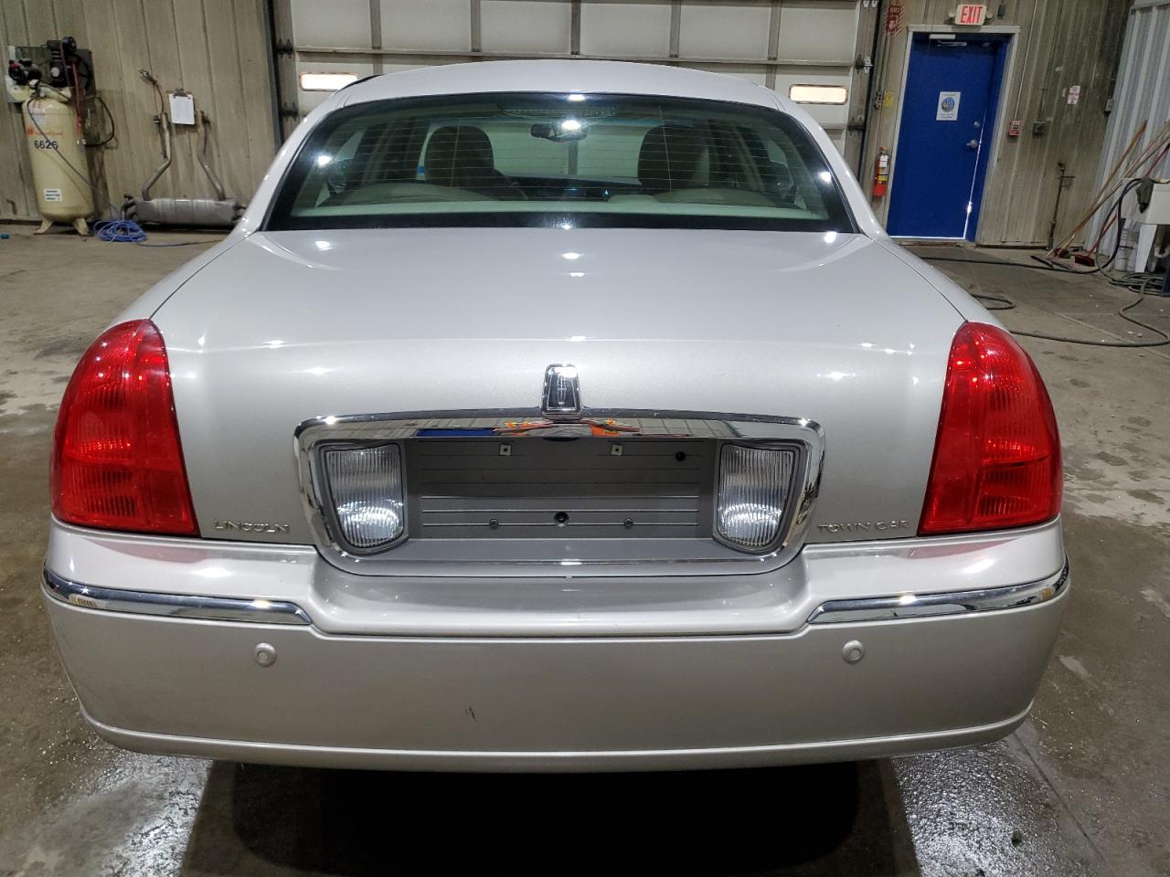 2004 Lincoln Town Car Ultimate VIN: 1LNHM83WX4Y629256 Lot: 80481265