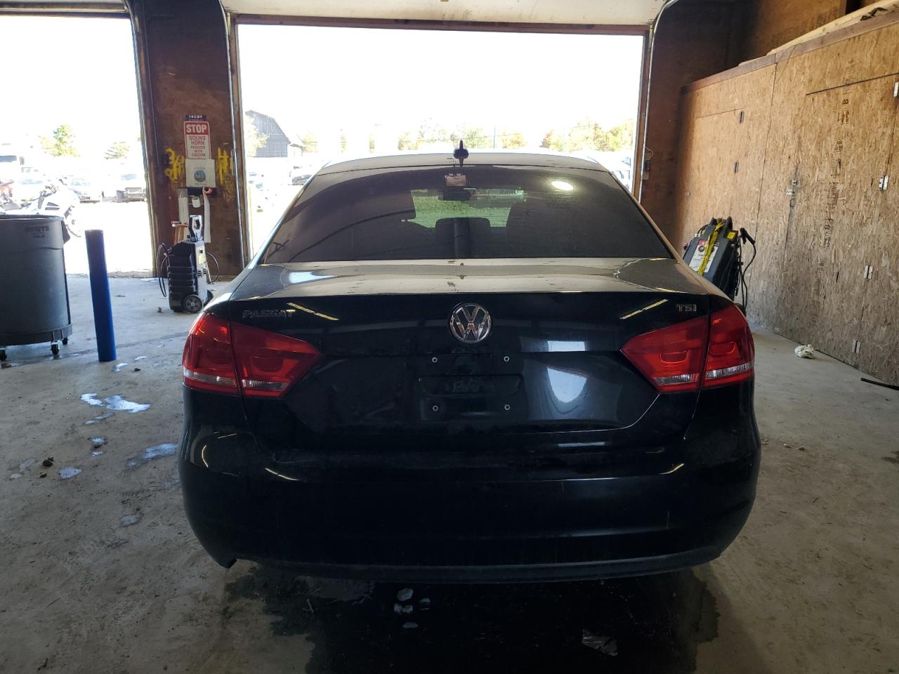 2015 Volkswagen Passat S VIN: 1VWAT7A36FC105045 Lot: 81432475