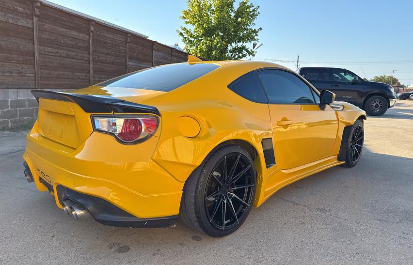 Coupet TOYOTA SCION 2015 Żółty