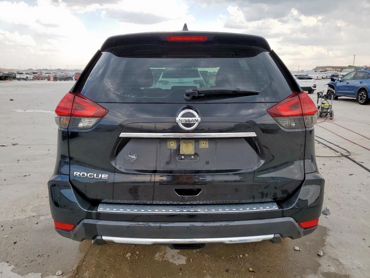 2017 Nissan Rogue S VIN: JN8AT2MT5HW382406 Lot: 81507575