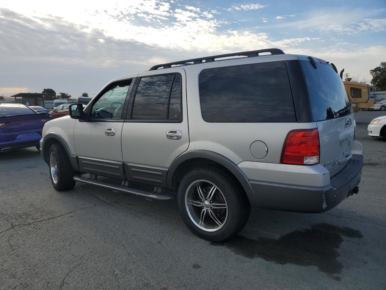 2005 Ford Expedition Xlt silver null gas 1FMFU15585LA70632 photo #3