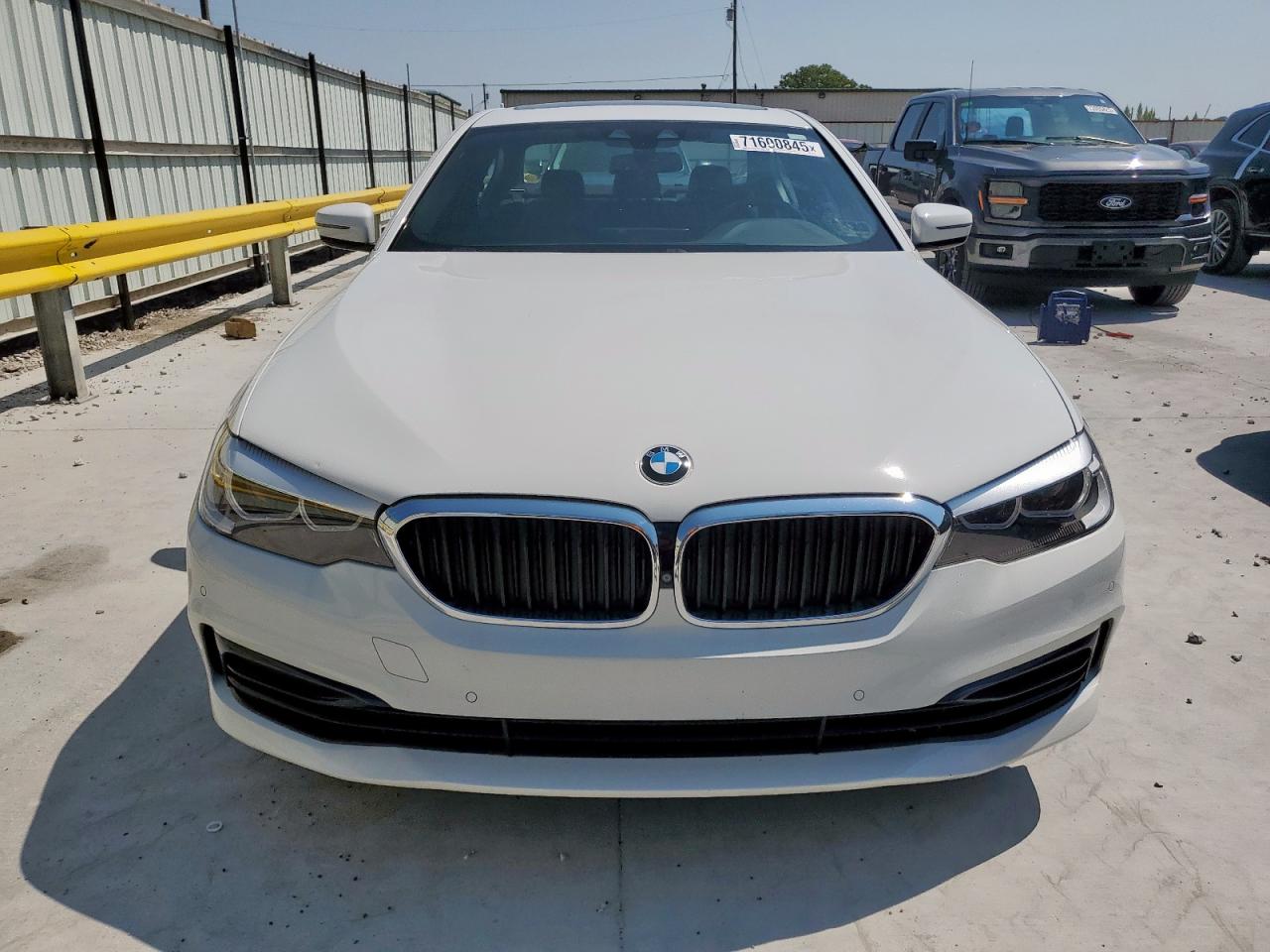 Фото: WBAJS1C04LCD37922