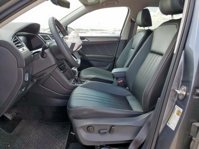  VOLKSWAGEN TIGUAN 2022 Серый