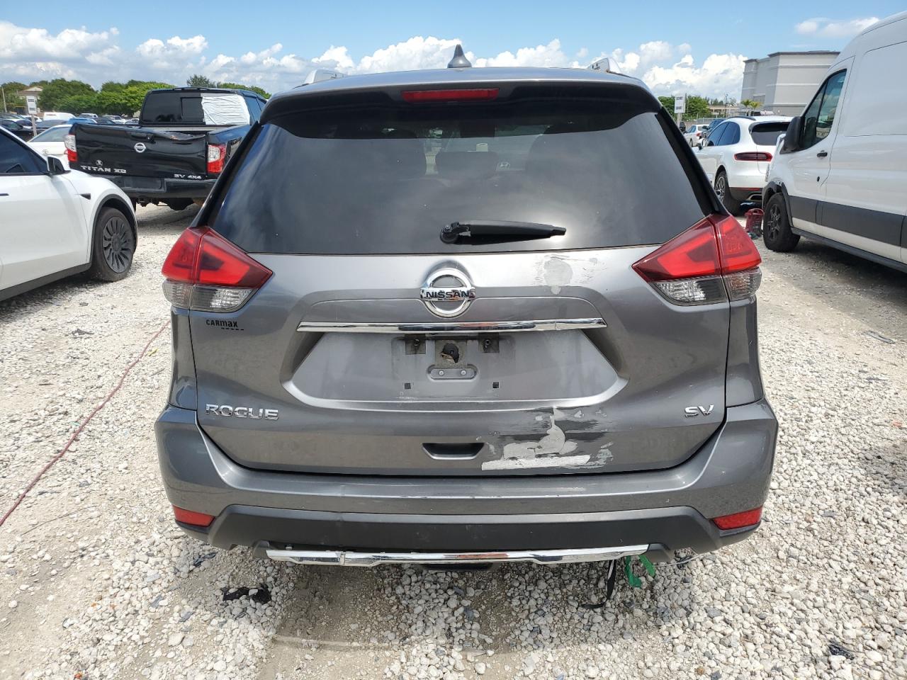 2017 Nissan Rogue S VIN: JN8AT2MT7HW389129 Lot: 80710235