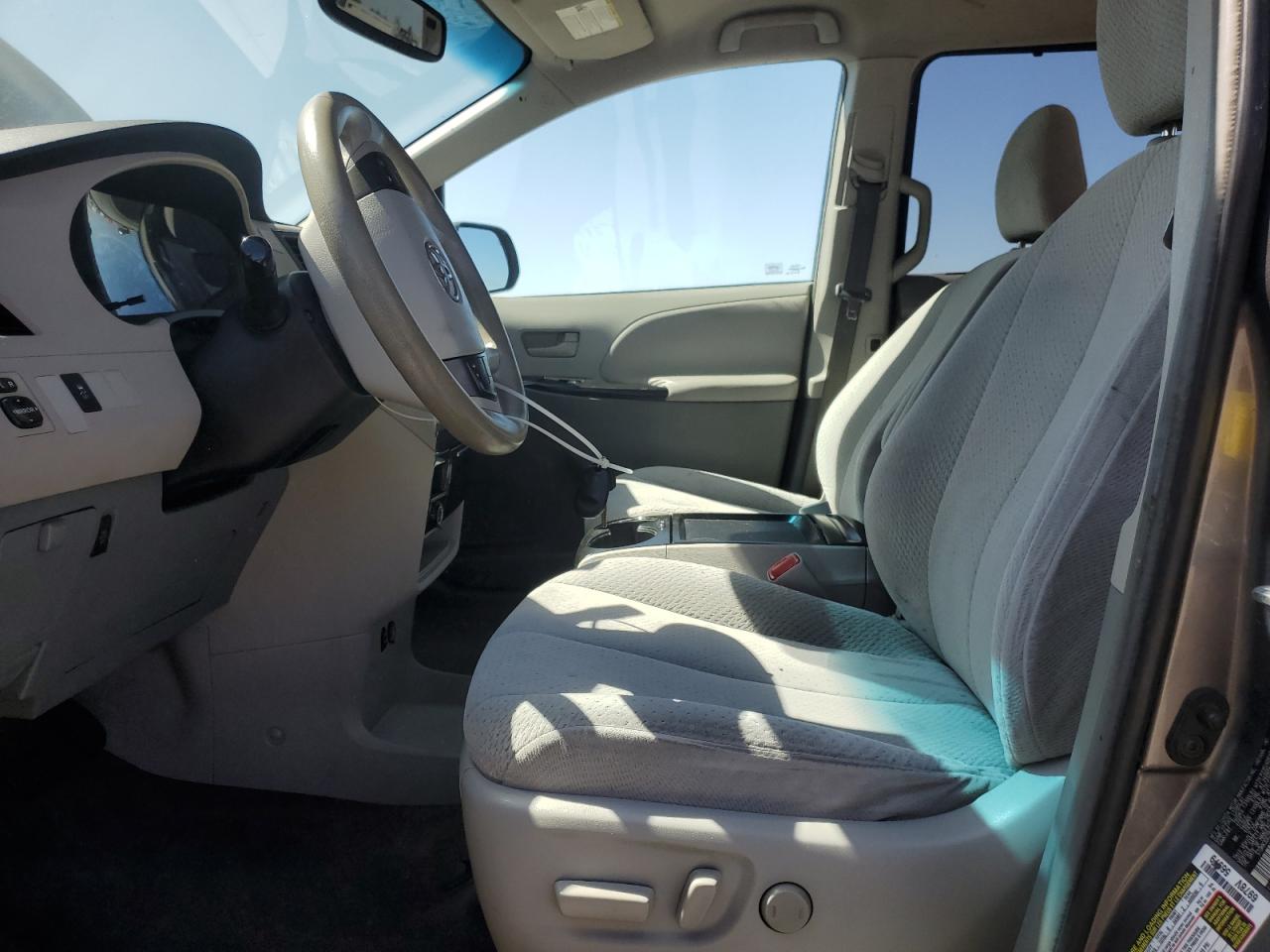 2011 Toyota Sienna Le VIN: 5TDKK3DC7BS123271 Lot: 84033105