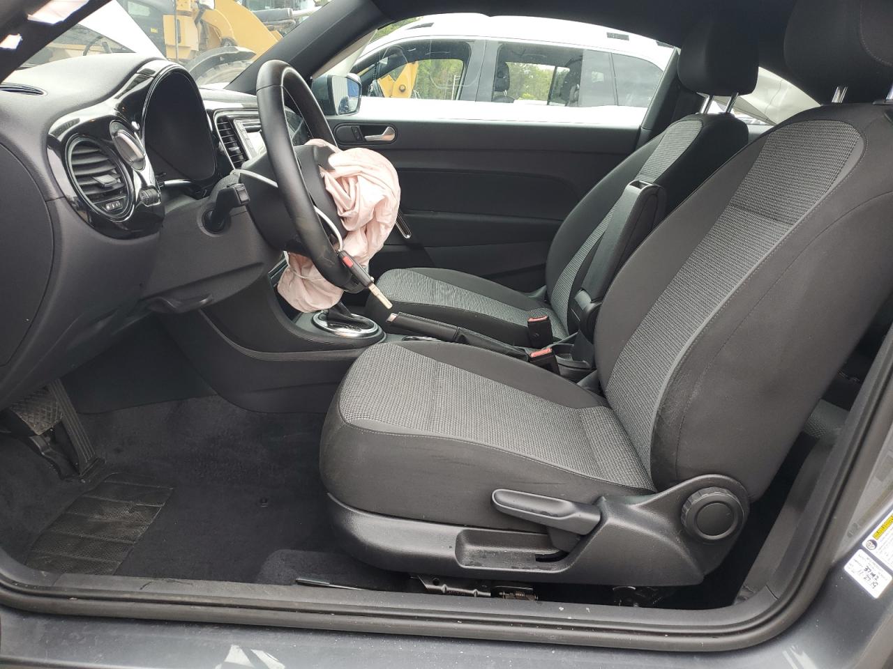 2019 Volkswagen Beetle S VIN: 3VWFD7AT5KM709097 Lot: 71780565