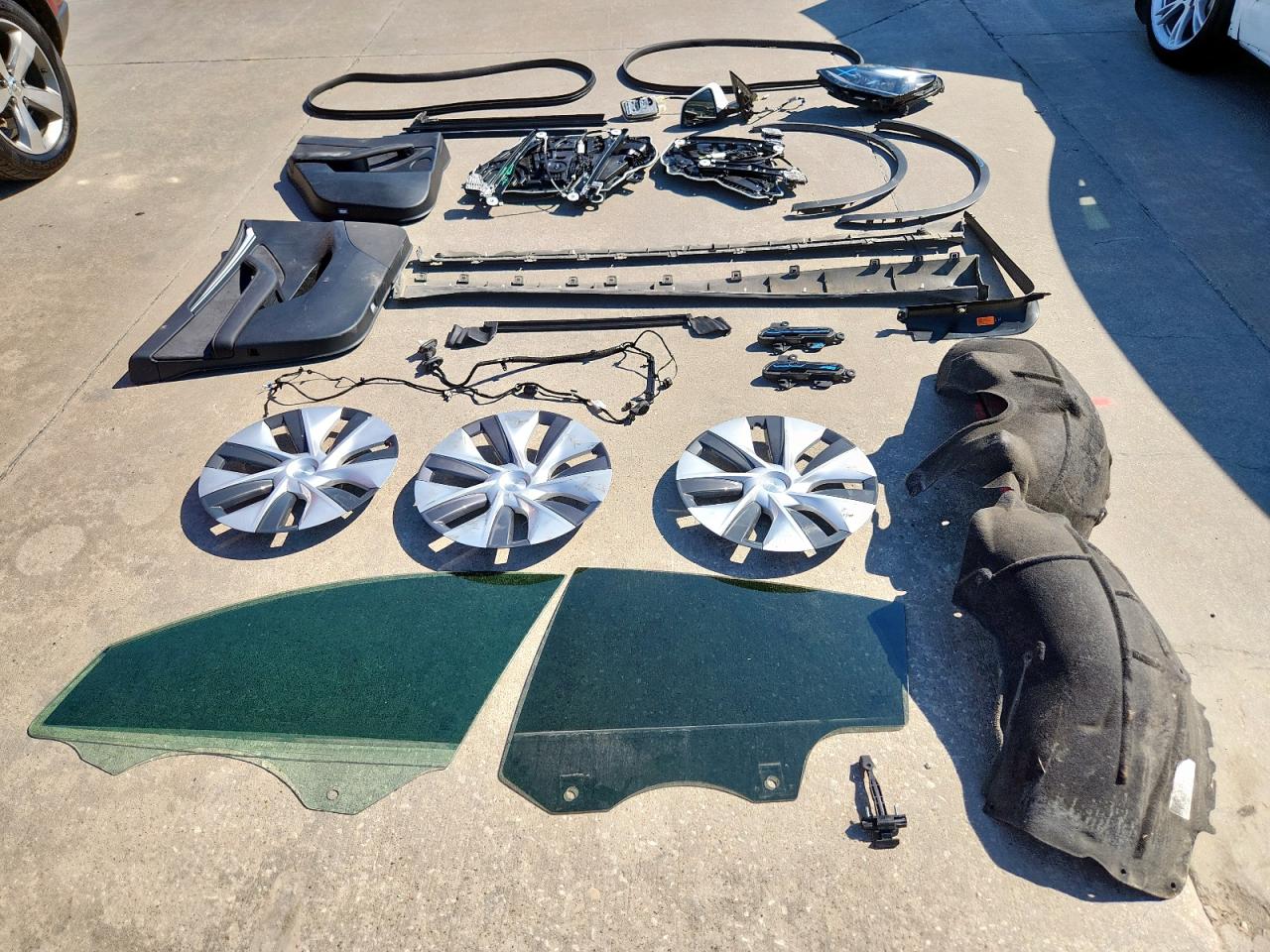 2024 Tesla Model Y VIN: 7SAYGAEE0RF062444 Lot: 70817075