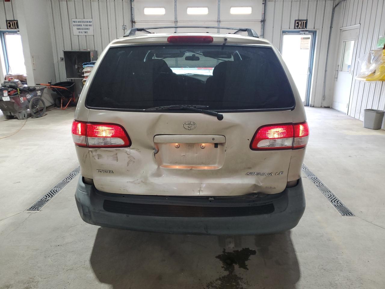 2002 Toyota Sienna Le VIN: 4T3ZF13C72U463883 Lot: 84043925