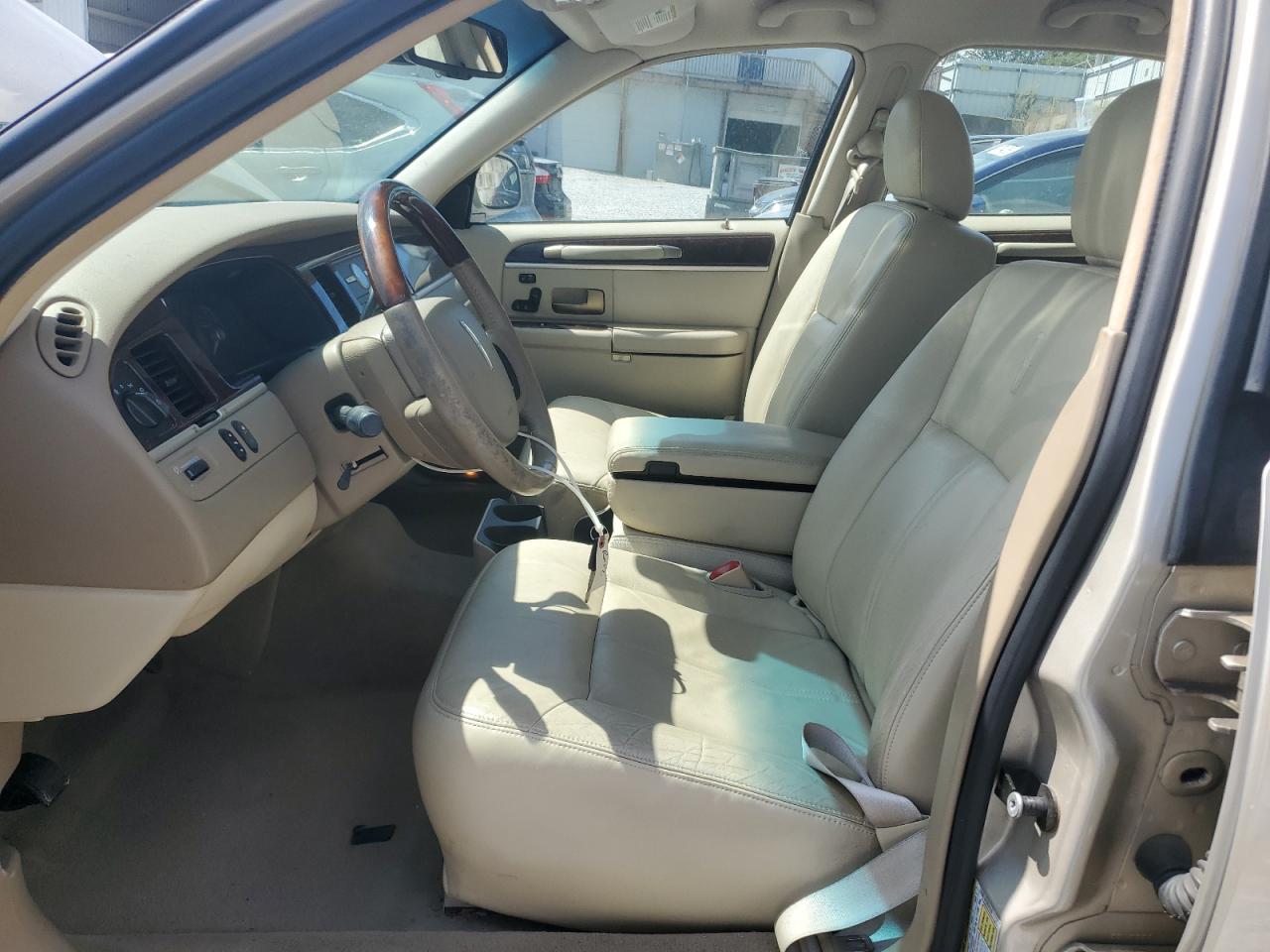 2009 Lincoln Town Car Signature Limited VIN: 2LNHM82V59X610811 Lot: 80605895