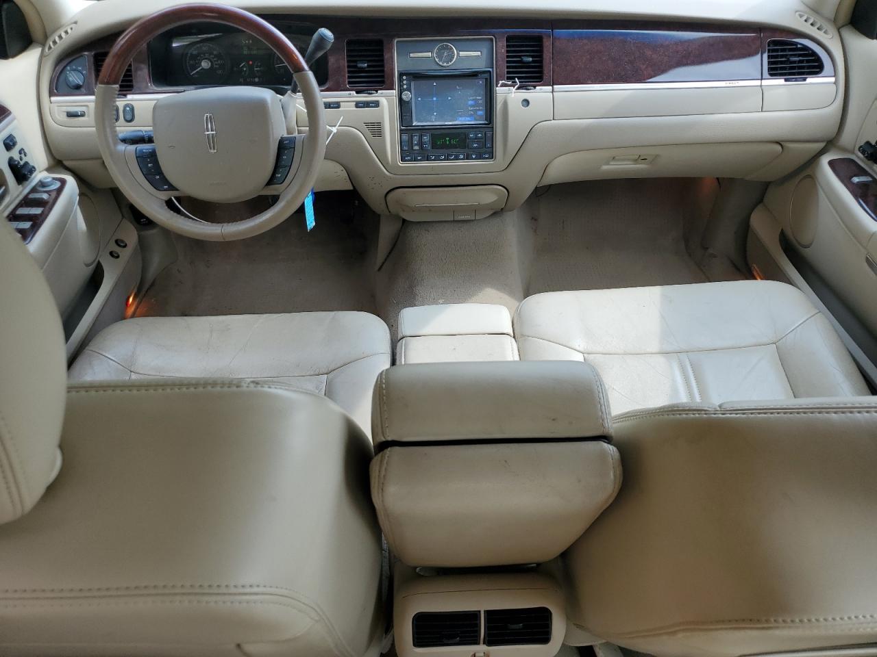 2009 Lincoln Town Car Signature Limited VIN: 2LNHM82V69X633563 Lot: 70876975