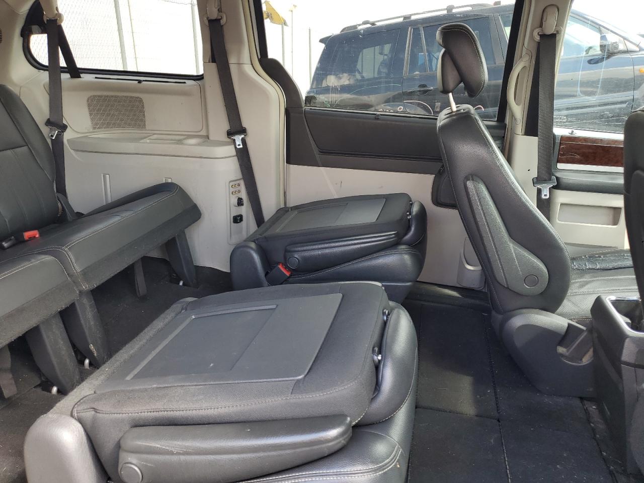 2010 Chrysler Town & Country Touring Plus VIN: 2A4RR8DXXAR353284 Lot: 81791795