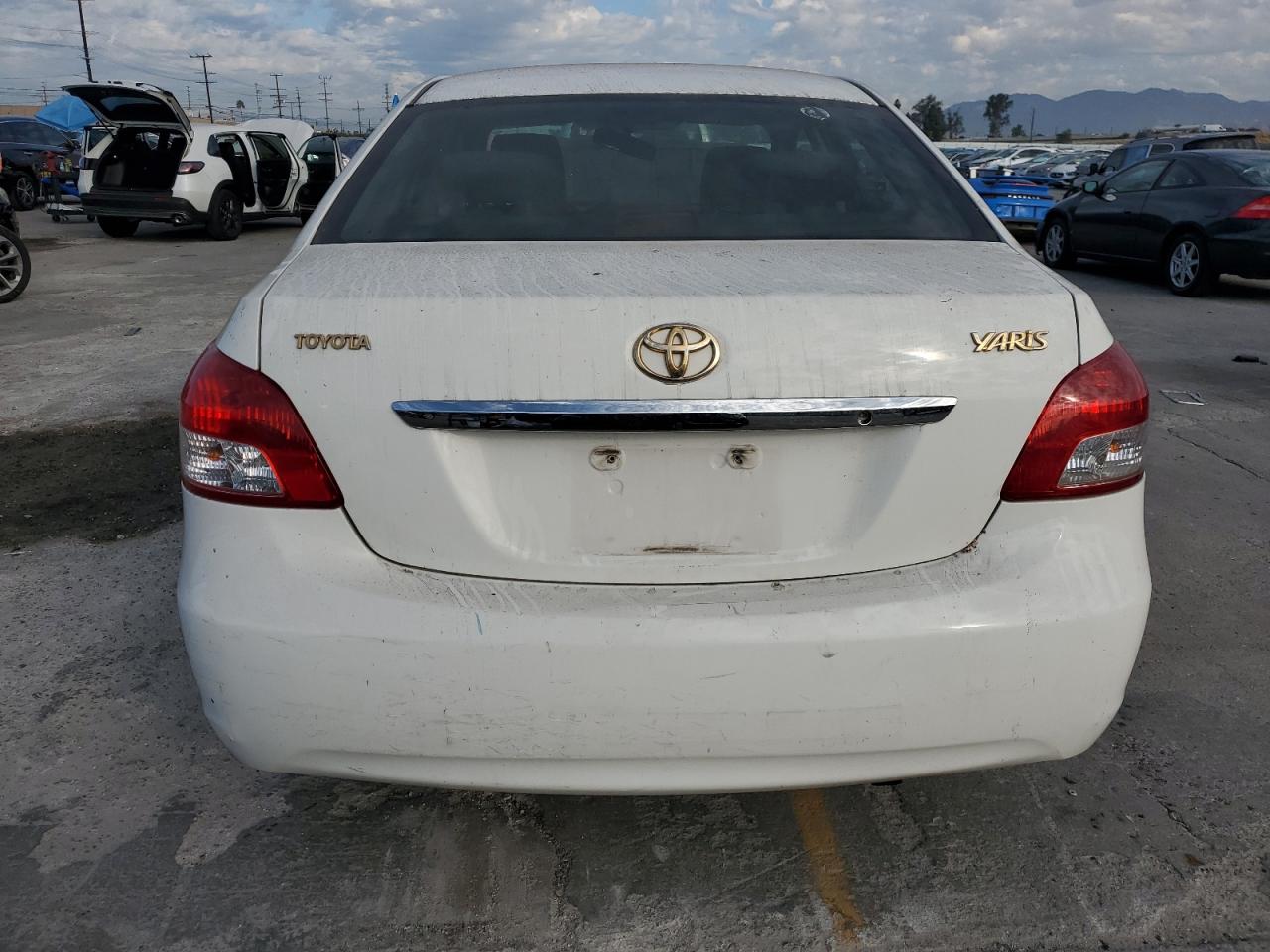 2010 Toyota Yaris VIN: JTDBT4K37A1355824 Lot: 84032265