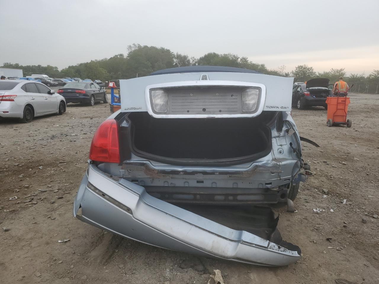 2007 Lincoln Town Car Signature VIN: 1LNHM81V77Y608573 Lot: 81827305