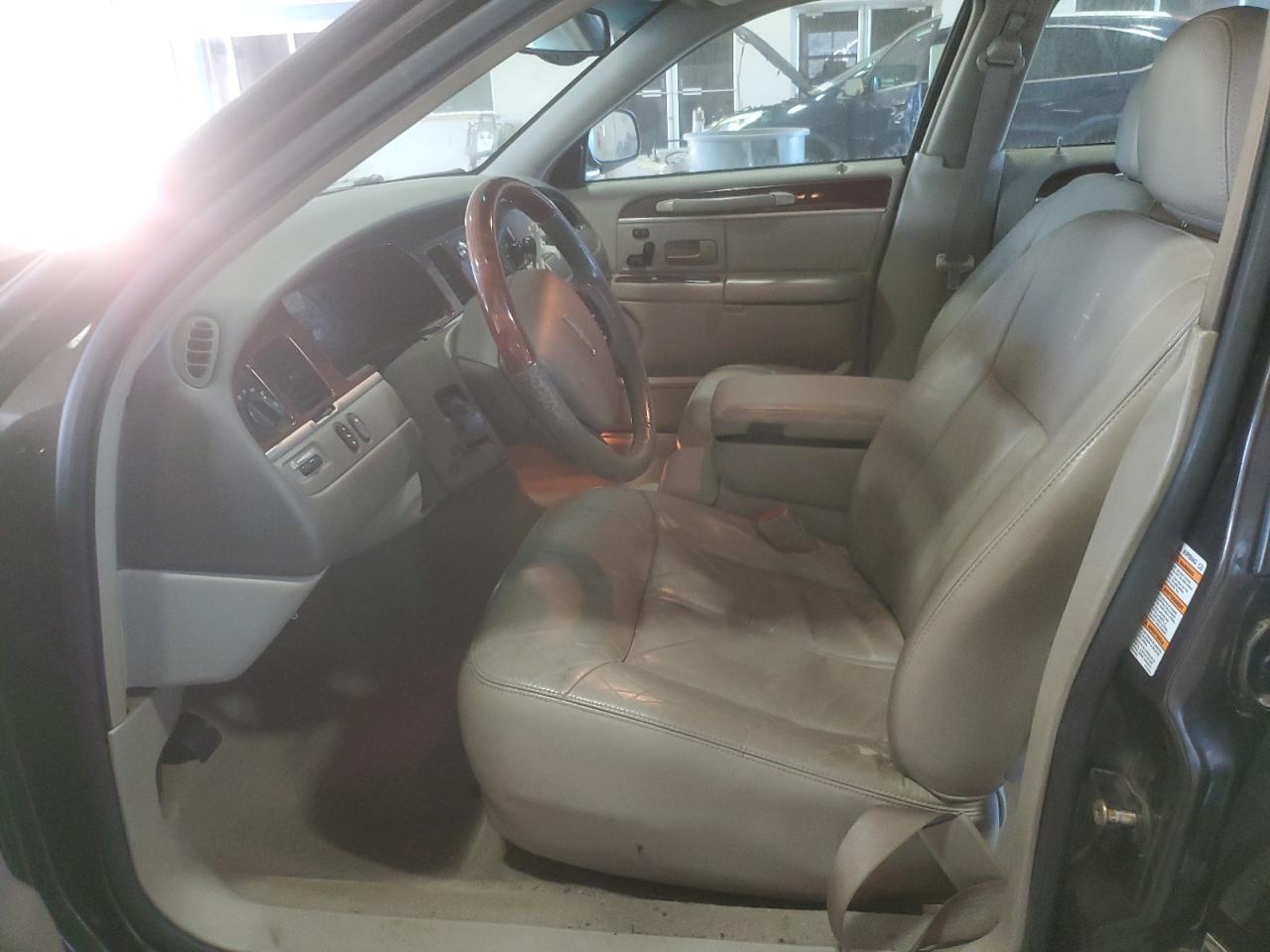 2005 Lincoln Town Car Signature Limited VIN: 1LNHM82W35Y613371 Lot: 71166885