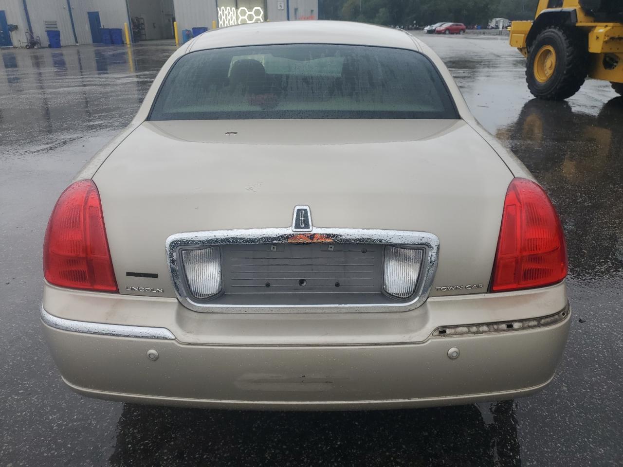 2005 Lincoln Town Car Signature VIN: 1LNHM81W35Y666542 Lot: 84442895