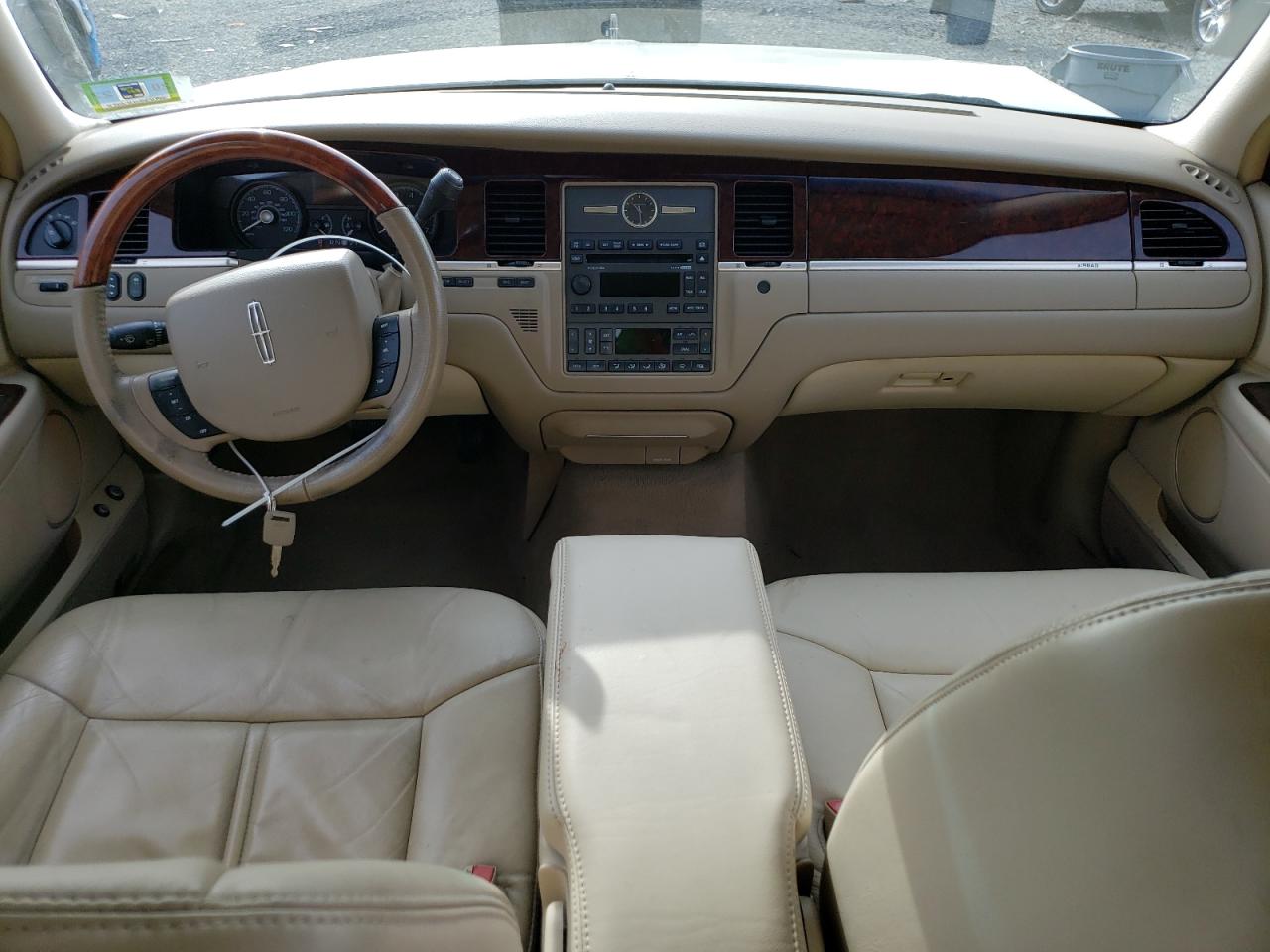 2008 Lincoln Town Car Signature Limited VIN: 2LNHM82W58X632881 Lot: 84770305