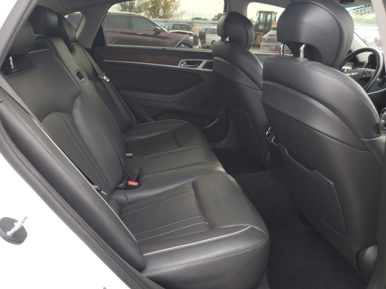 2015 Hyundai Genesis 3.8L VIN: KMHGN4JE9FU021640 Lot: 82060555