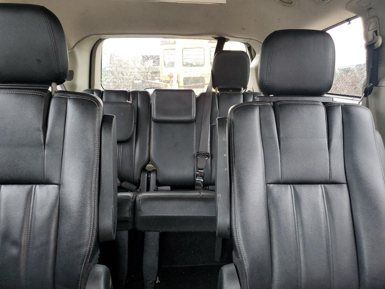 2015 Chrysler Town & Country Touring VIN: 2C4RC1BG5FR520157 Lot: 82000295