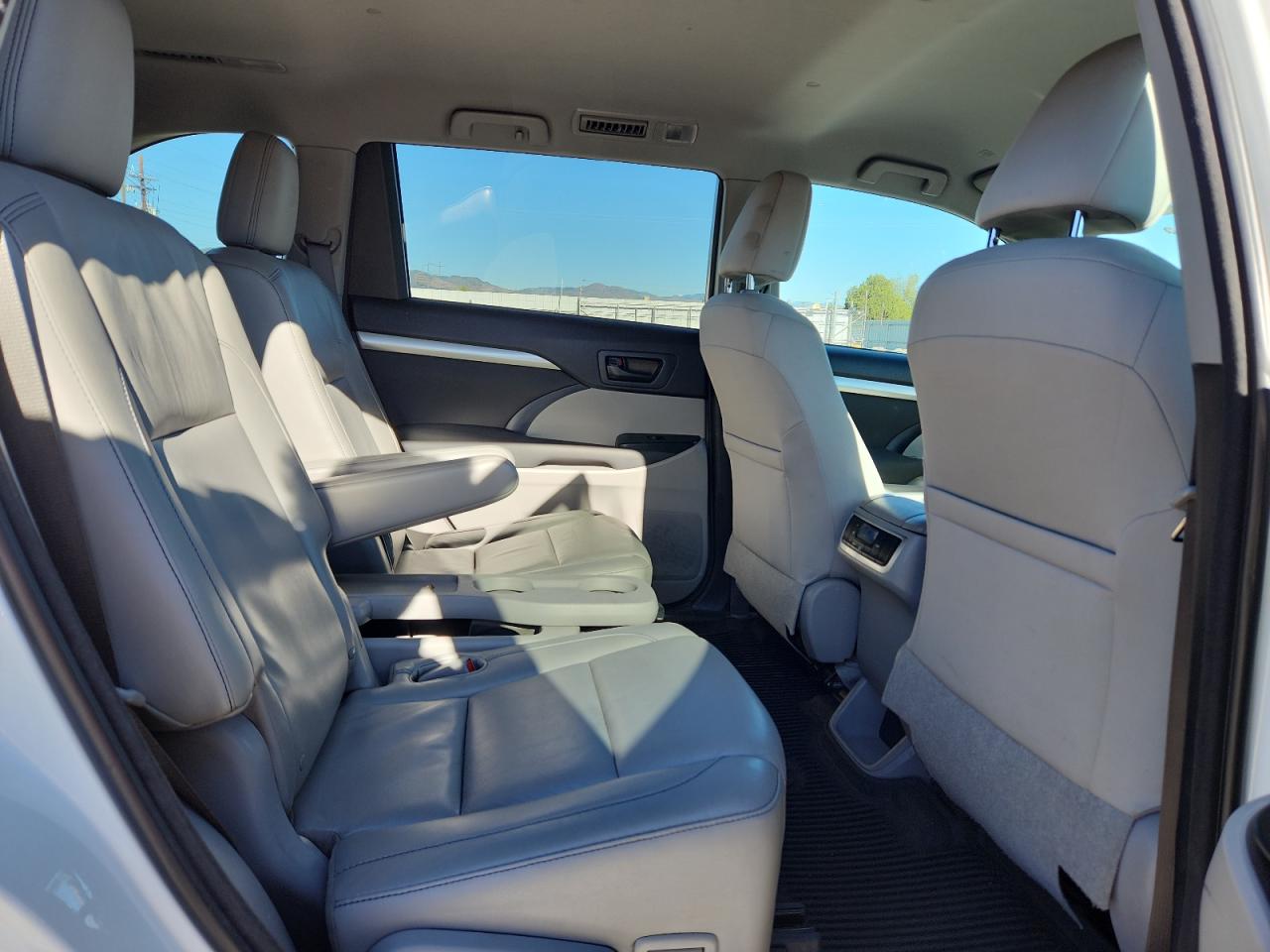 2018 Toyota Highlander Le VIN: 5TDBZRFH2JS883713 Lot: 82119555