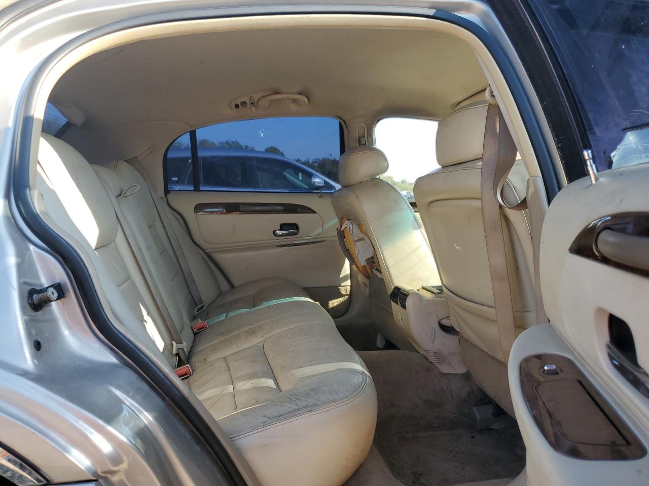 2002 Lincoln Town Car Signature VIN: 1LNHM82WX2Y637646 Lot: 70928445