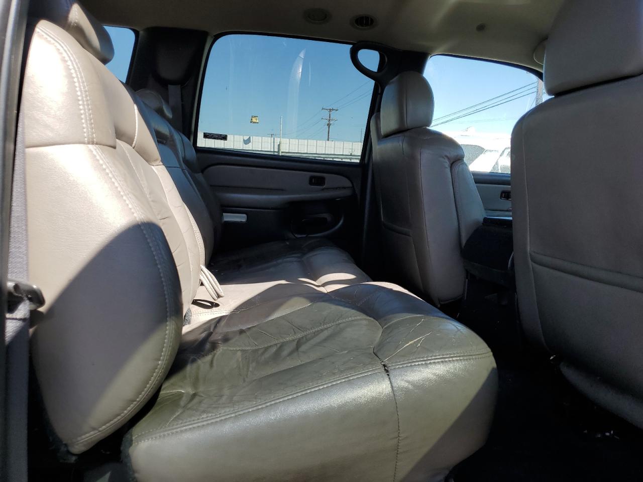 2000 Chevrolet Suburban C1500 VIN: 3GNEC16T9YG195275 Lot: 81143735