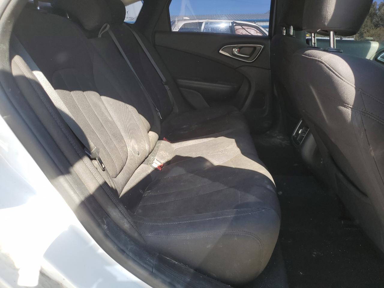 2015 Chrysler 200 Limited VIN: 1C3CCCAB7FN592325 Lot: 81493525