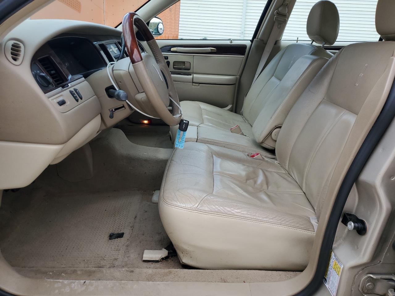 2009 Lincoln Town Car Signature Limited VIN: 2LNHM82V69X633563 Lot: 70876975