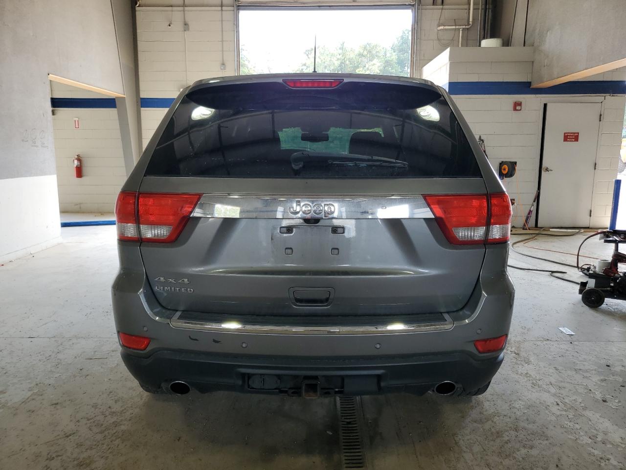 2011 Jeep Grand Cherokee Limited VIN: 1J4RR5GT1BC586617 Lot: 81844345