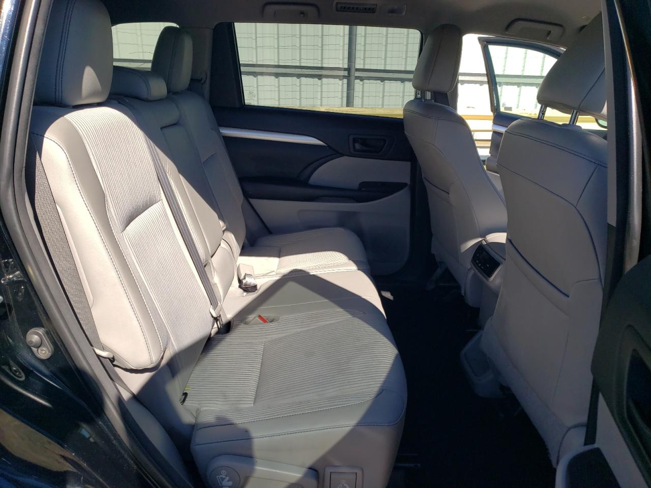 2018 Toyota Highlander Le VIN: 5TDBZRFH3JS914418 Lot: 71368865