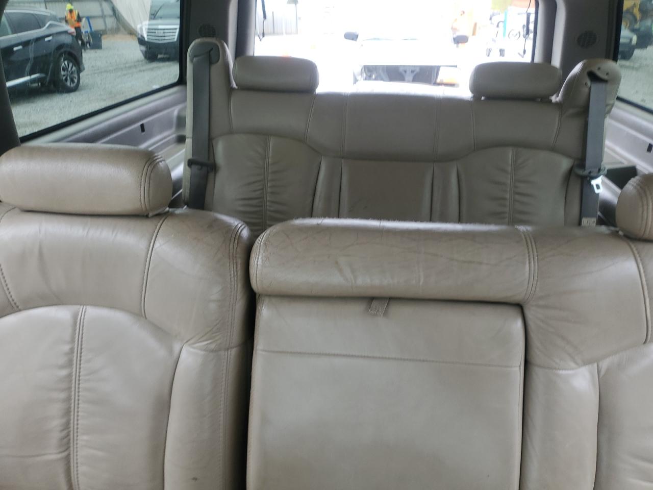 2002 Chevrolet Suburban C1500 VIN: 3GNEC16Z12G256159 Lot: 81876025