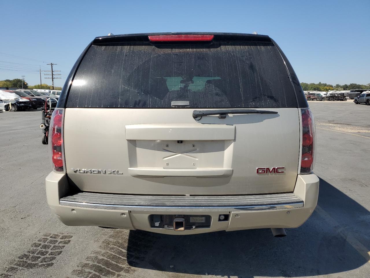 2008 GMC Yukon VIN: 1GKFK66898J242705 Lot: 81885685