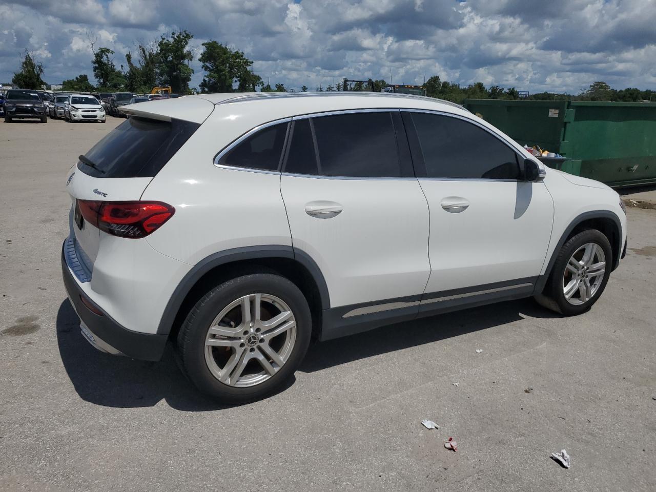 Фото: W1N4N4HB3PJ437438