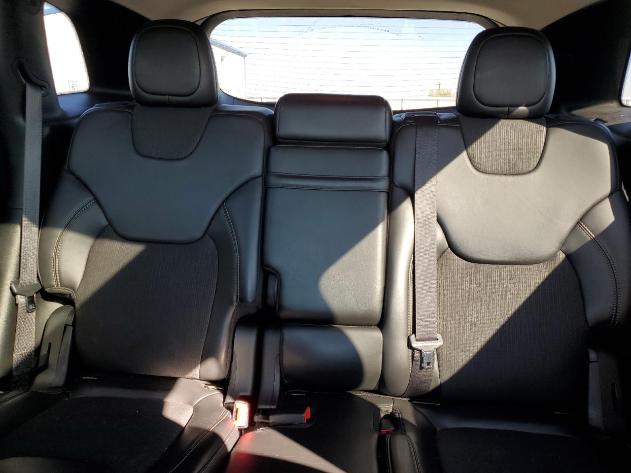 2018 Jeep Cherokee Latitude Plus VIN: 1C4PJMLX4JD530011 Lot: 84009825