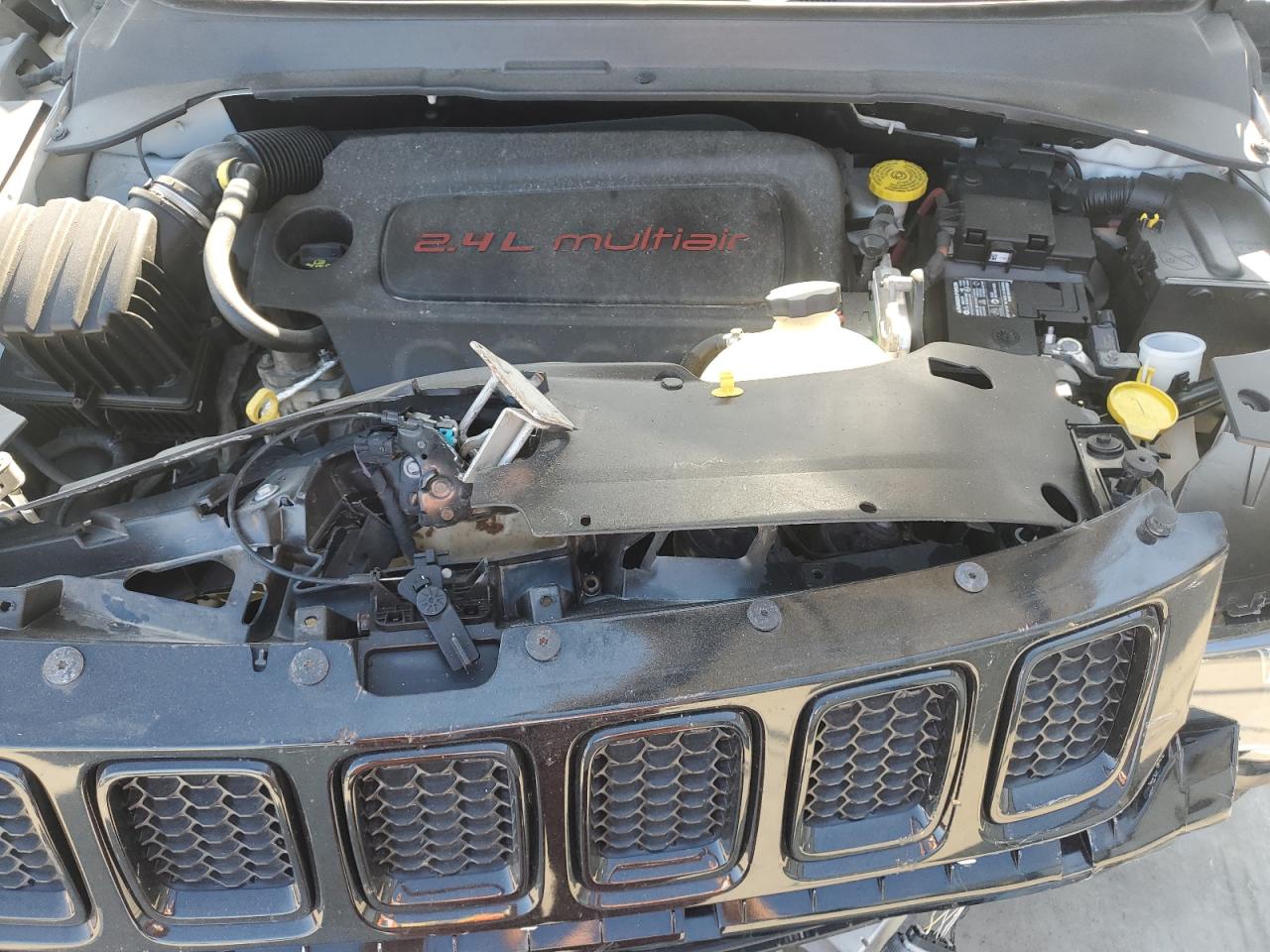 2018 Jeep Compass Latitude VIN: 3C4NJDBB9JT307115 Lot: 83821035