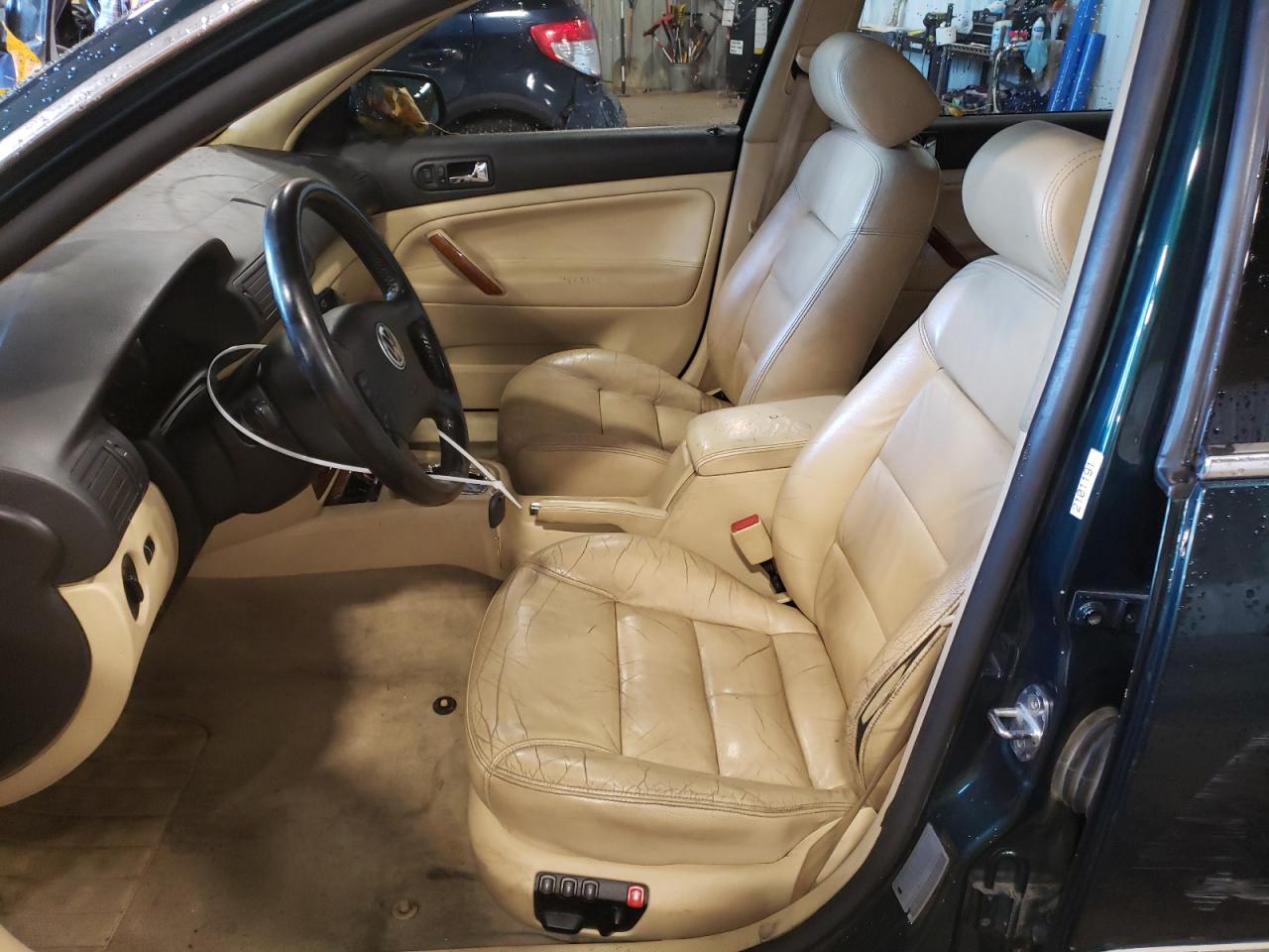 2001 Volkswagen Passat Glx 4Motion VIN: WVWYH63B21E117952 Lot: 82043695