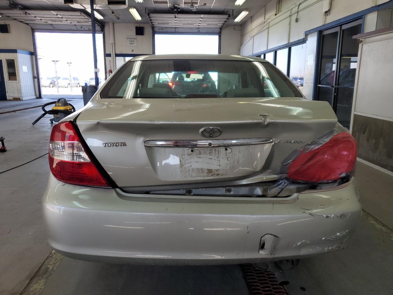 2004 Toyota Camry Le VIN: JTDBE32K640250990 Lot: 80534935