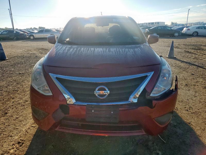  NISSAN VERSA 2017 Красный