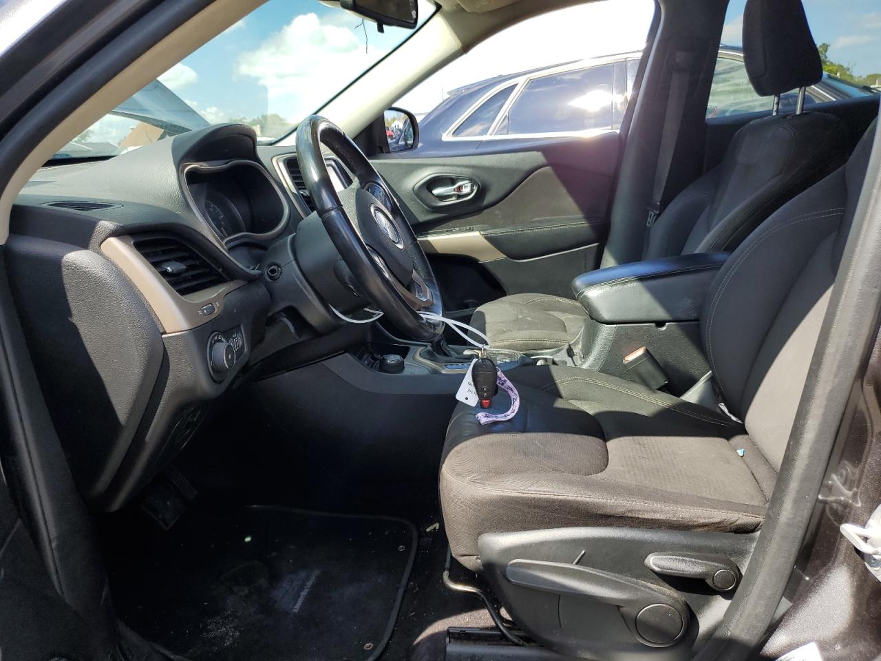 2017 Jeep Cherokee Latitude VIN: 1C4PJMCBXHW605622 Lot: 80383485